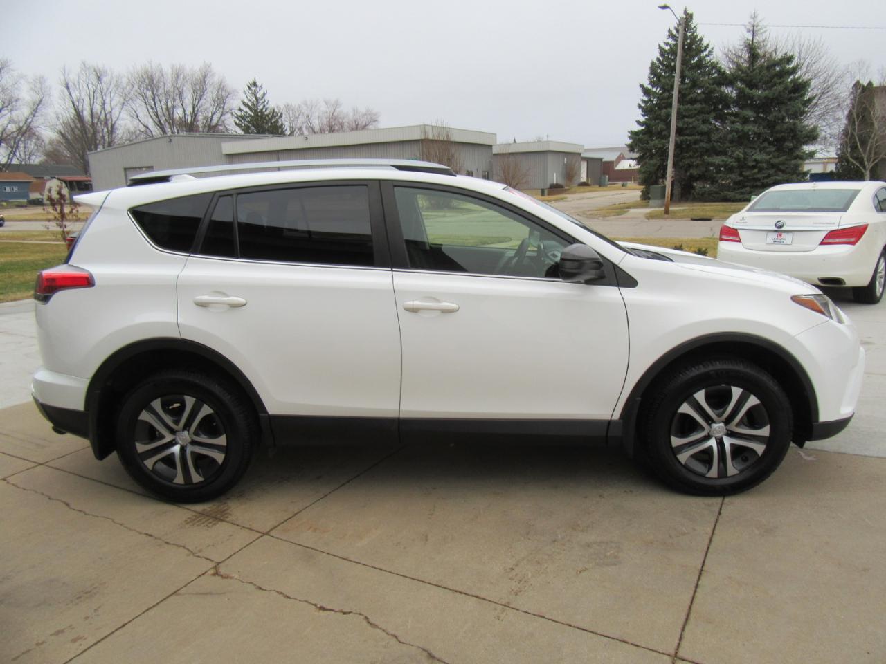 Toyota RAV4 LE FWD 2017