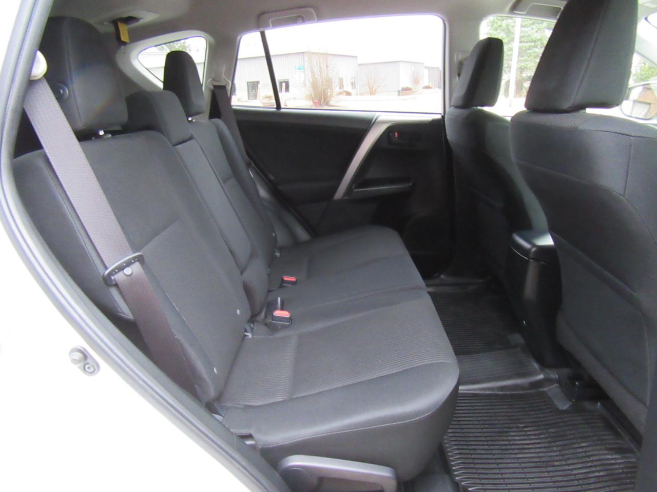 Toyota RAV4 LE FWD 2017