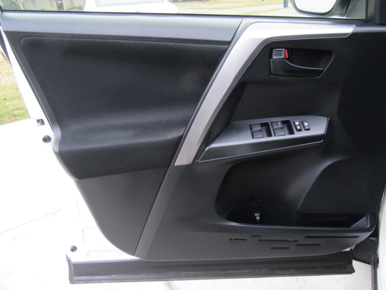 Toyota RAV4 LE FWD 2017