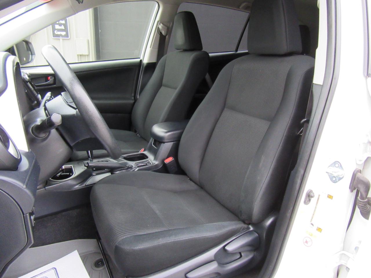 Toyota RAV4 LE FWD 2017