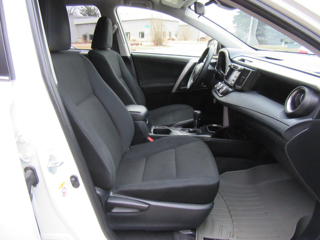 Toyota RAV4 LE FWD 2017