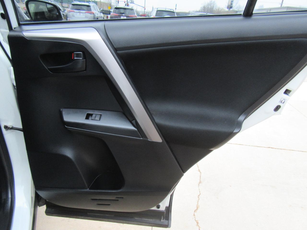 Toyota RAV4 LE FWD 2017