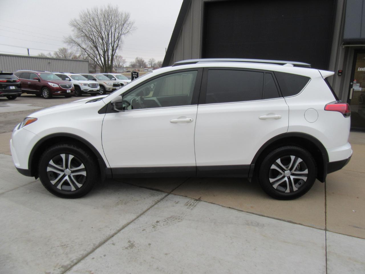 Toyota RAV4 LE FWD 2017