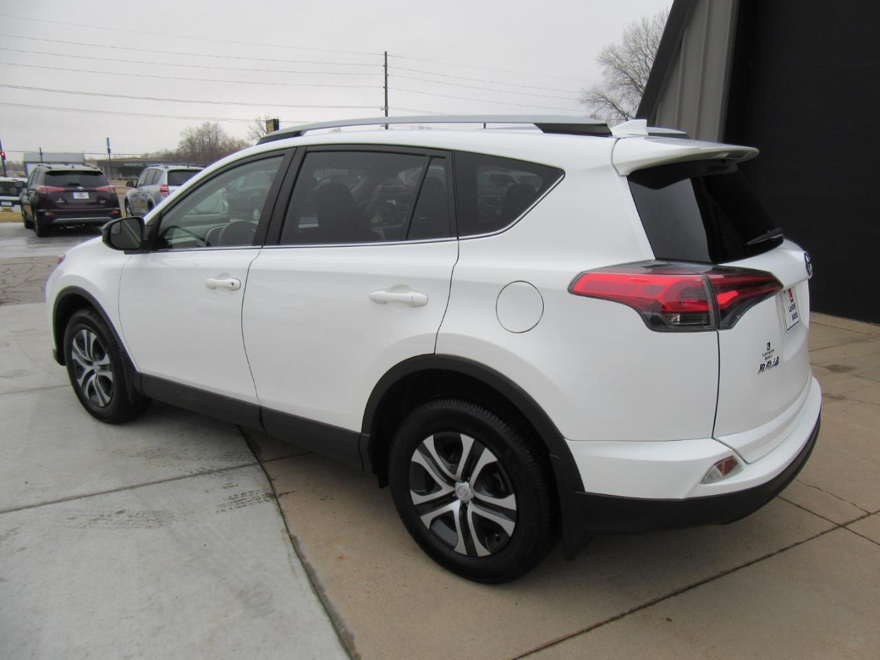 Toyota RAV4 LE FWD 2017