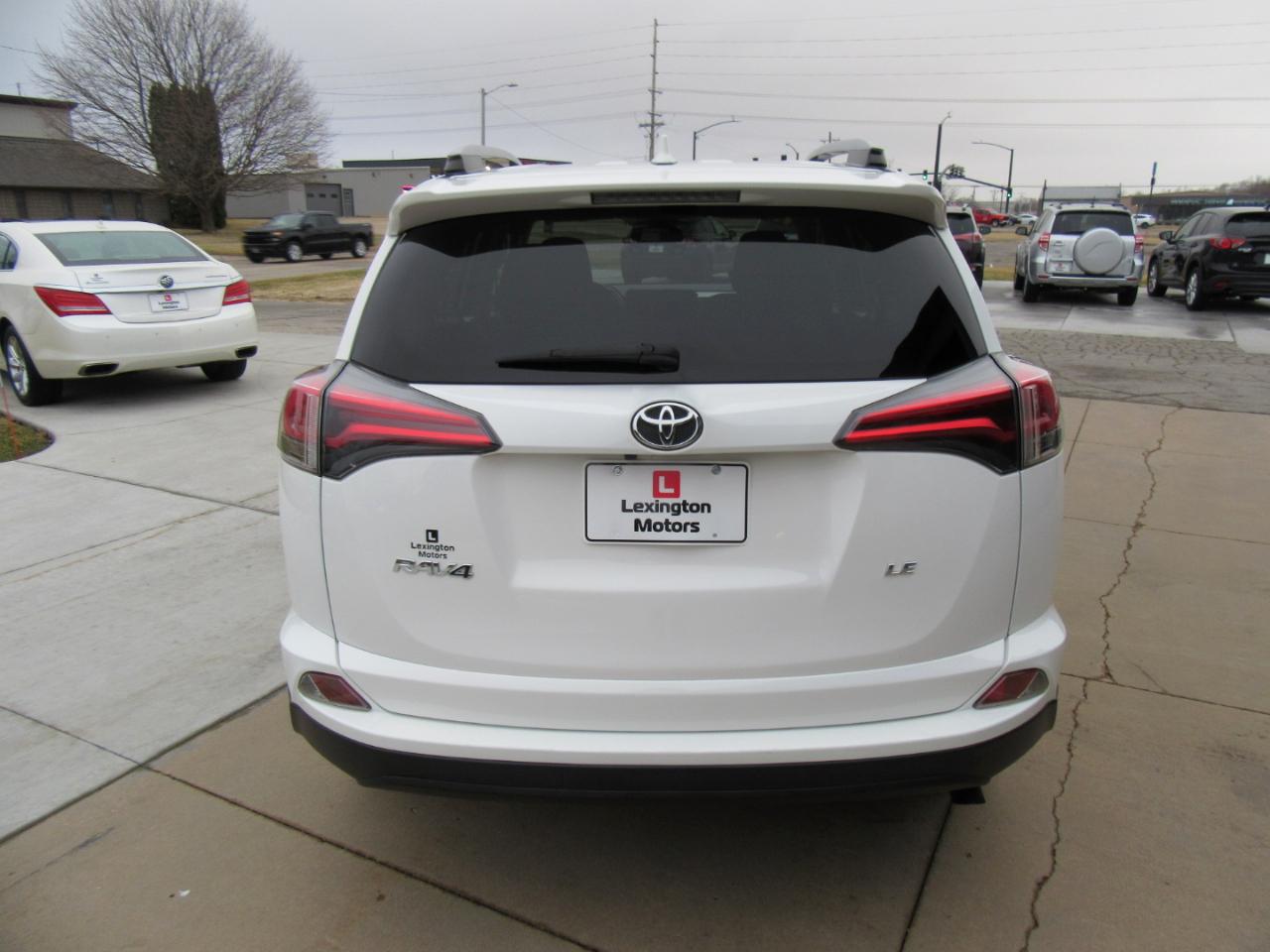 Toyota RAV4 LE FWD 2017