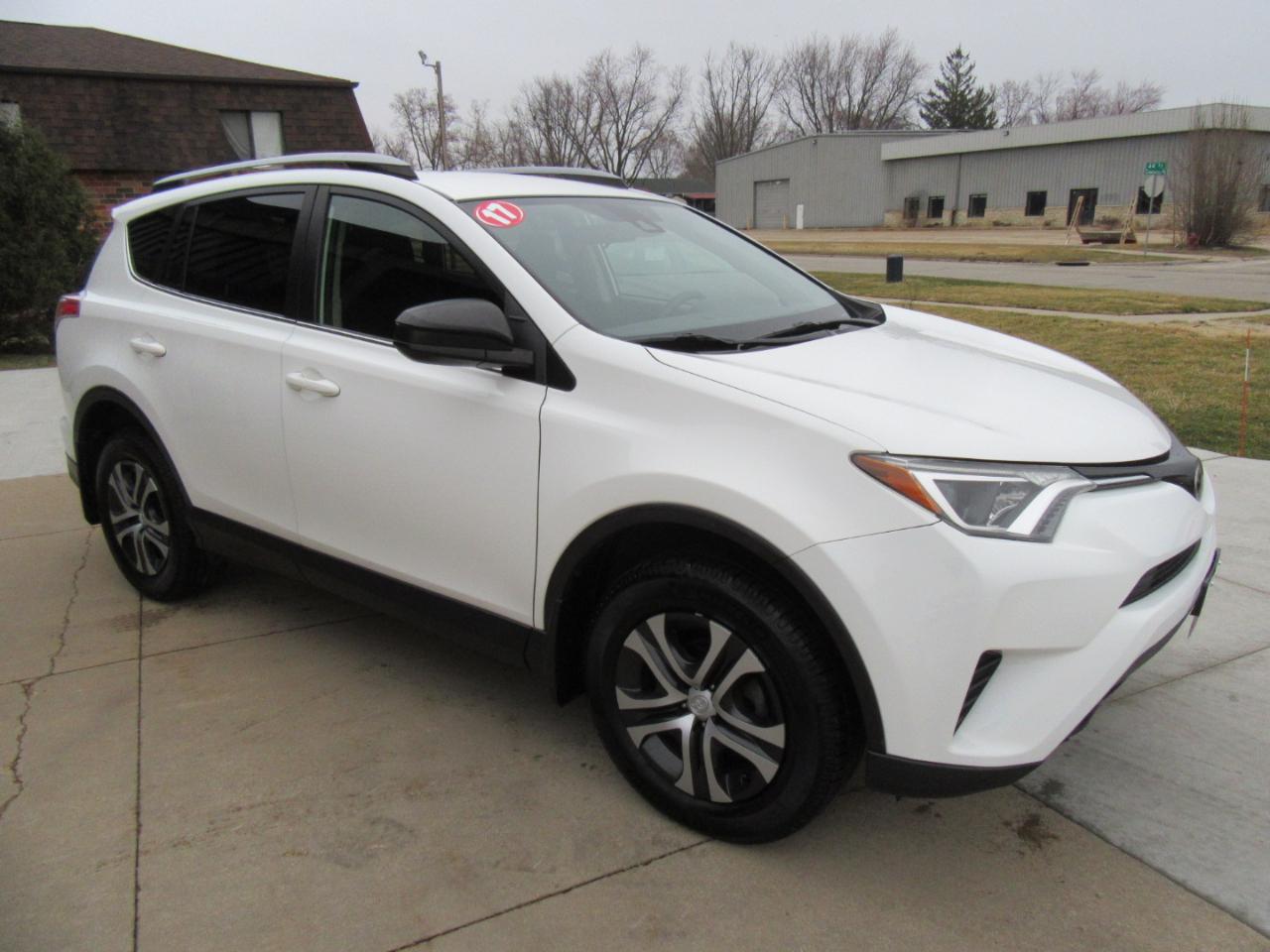 Toyota RAV4 LE FWD 2017