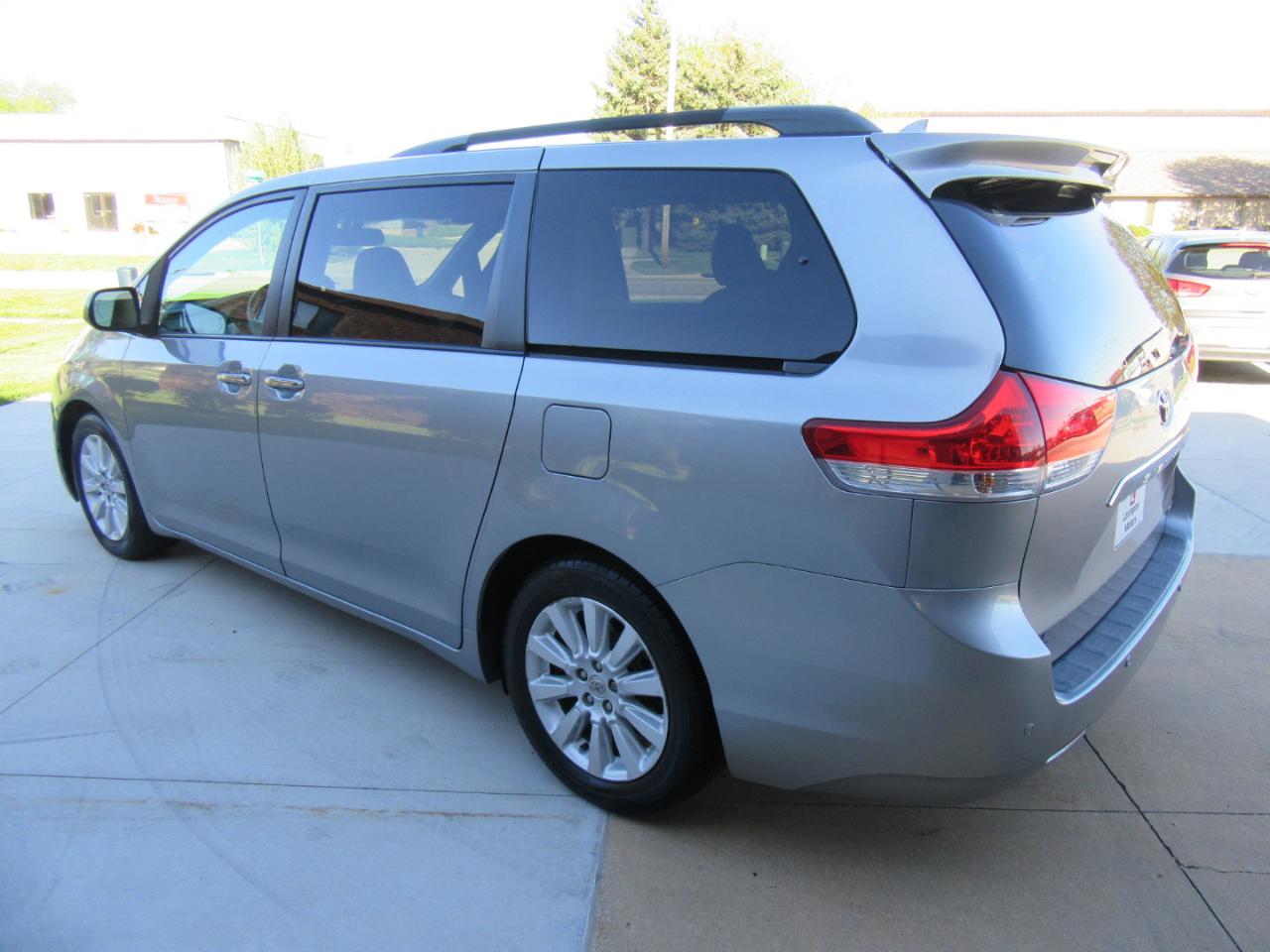 Toyota Sienna Limited 7-Passenger 2012