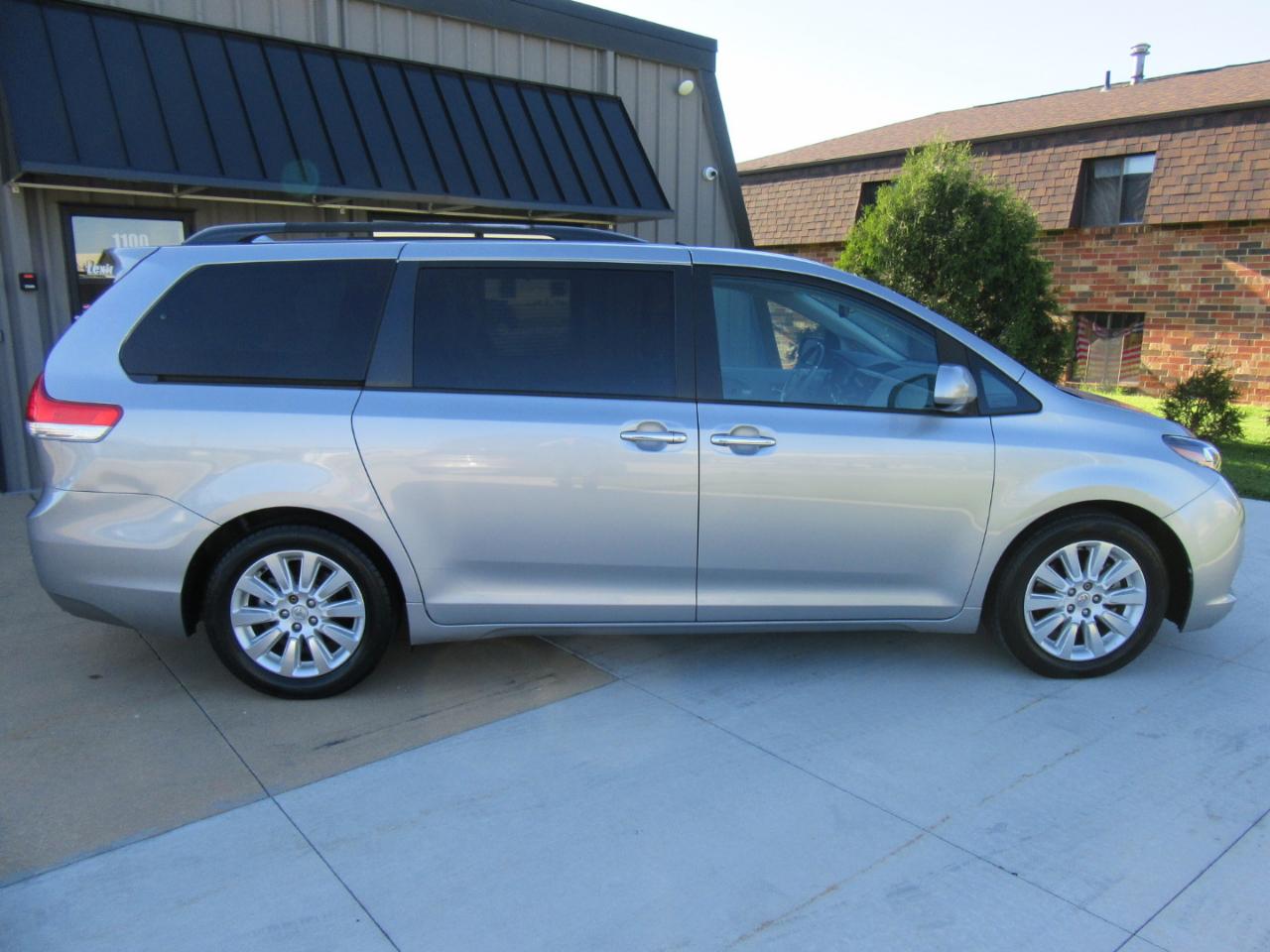 Toyota Sienna Limited 7-Passenger 2012