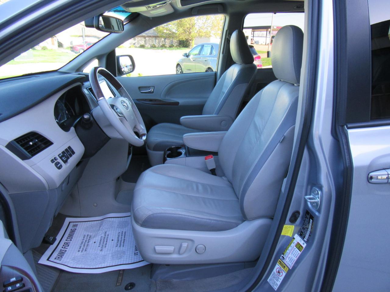 Toyota Sienna Limited 7-Passenger 2012