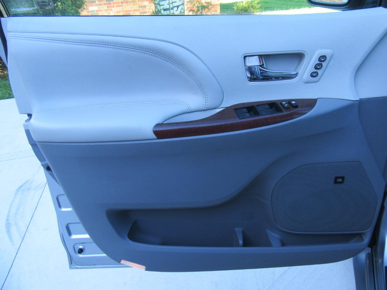 Toyota Sienna Limited 7-Passenger 2012