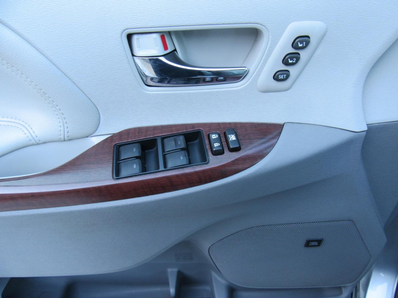 Toyota Sienna Limited 7-Passenger 2012