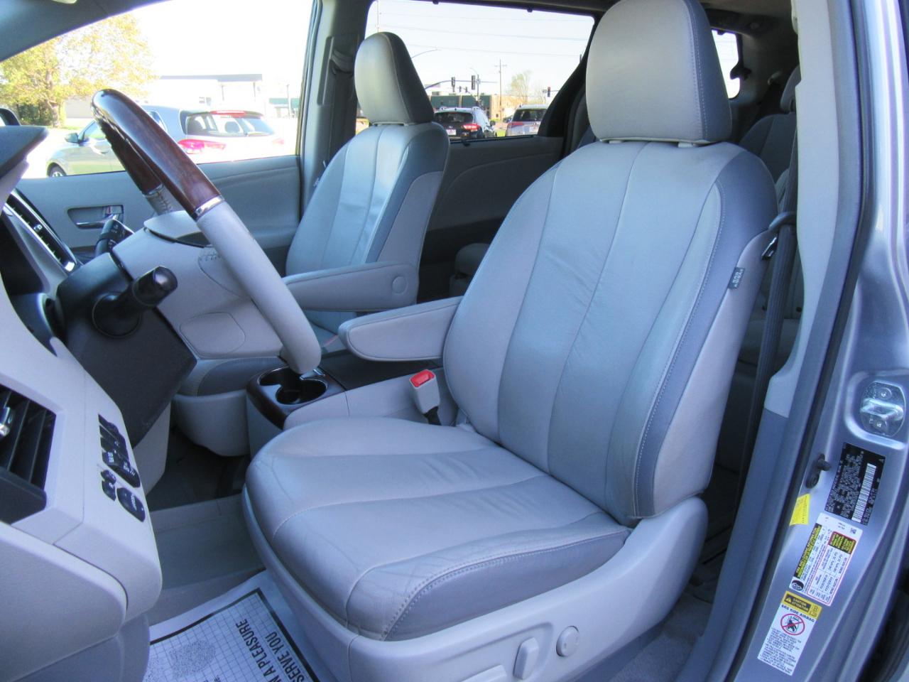 Toyota Sienna Limited 7-Passenger 2012