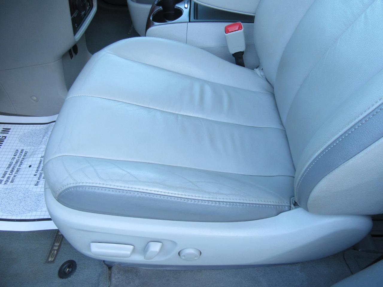 Toyota Sienna Limited 7-Passenger 2012