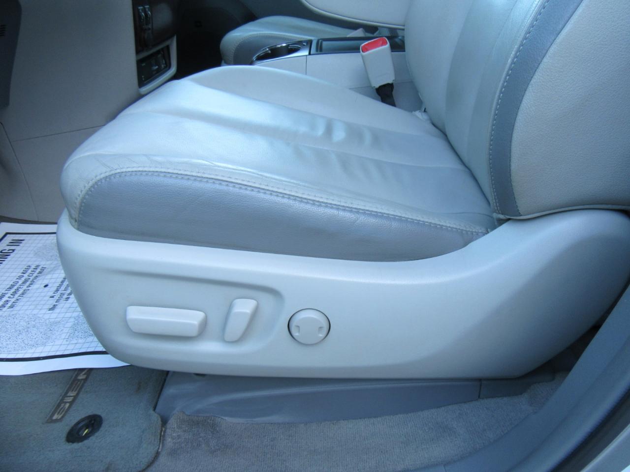 Toyota Sienna Limited 7-Passenger 2012