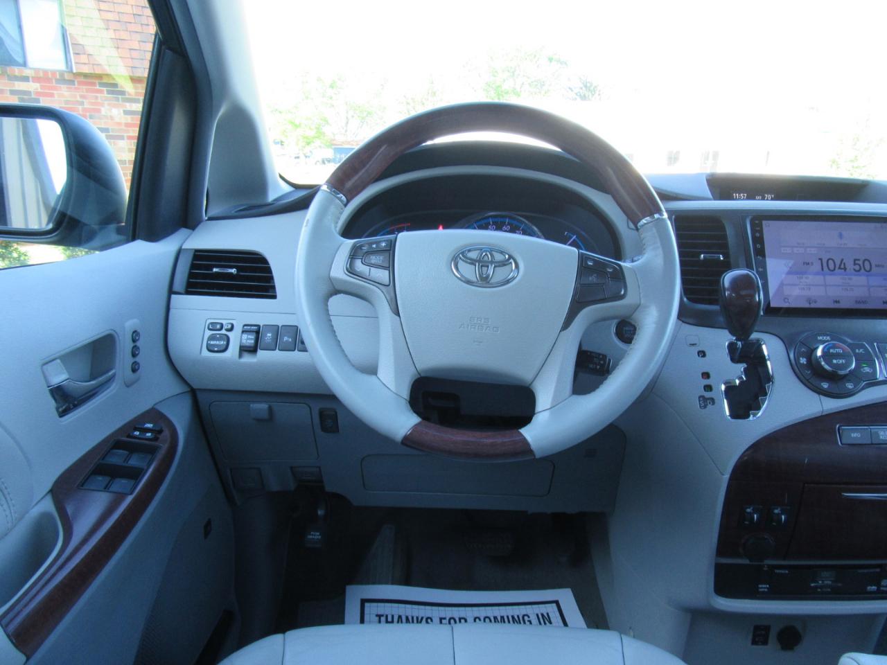Toyota Sienna Limited 7-Passenger 2012