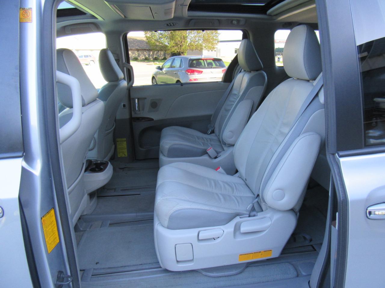Toyota Sienna Limited 7-Passenger 2012