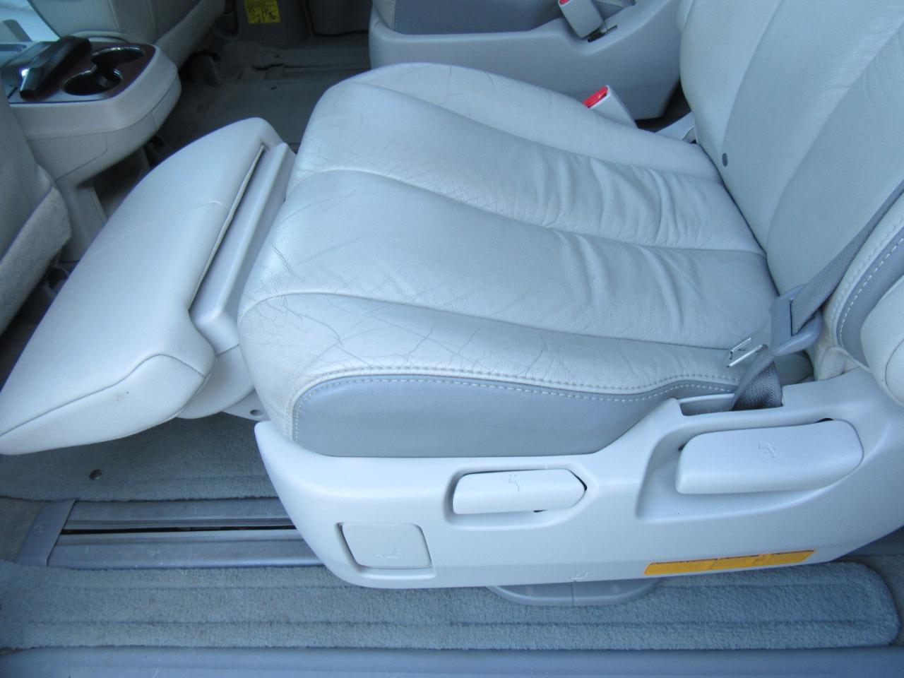 Toyota Sienna Limited 7-Passenger 2012