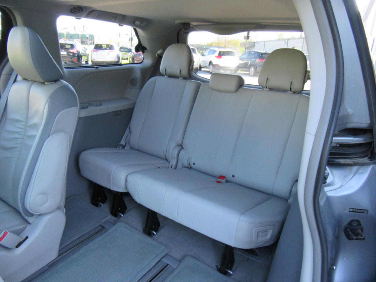 Toyota Sienna Limited 7-Passenger 2012