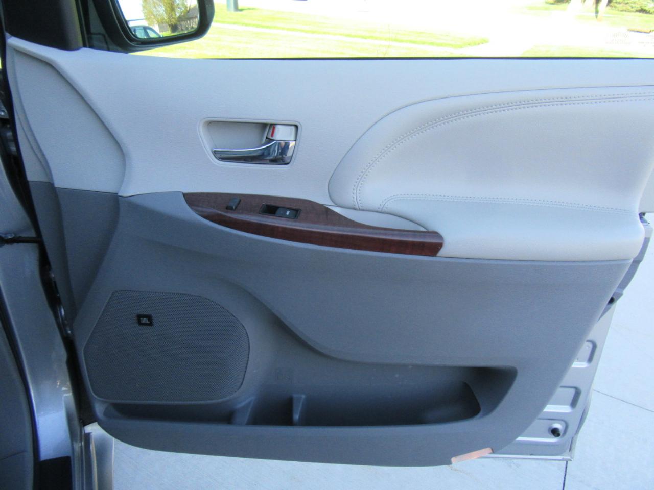 Toyota Sienna Limited 7-Passenger 2012