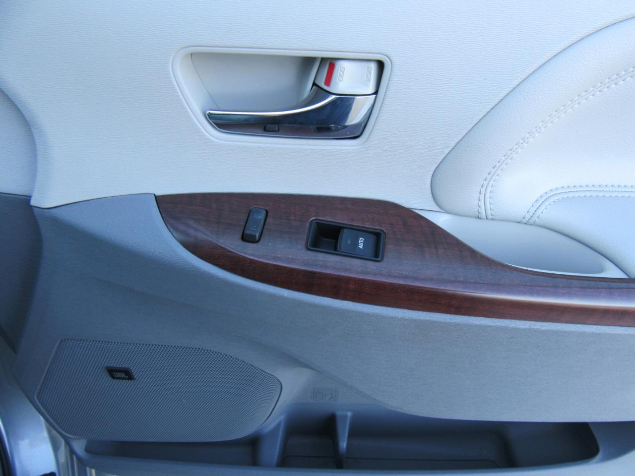 Toyota Sienna Limited 7-Passenger 2012