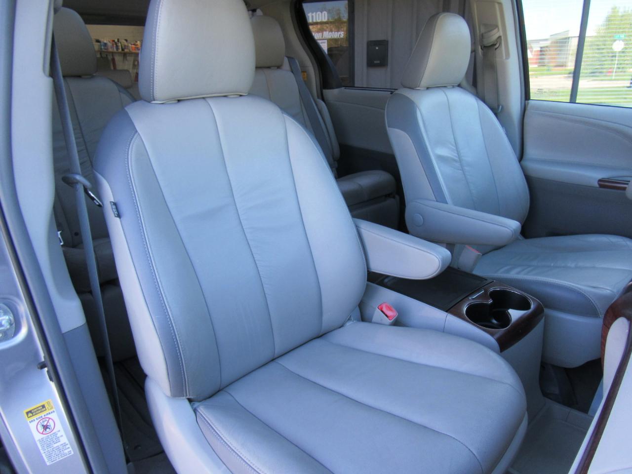 Toyota Sienna Limited 7-Passenger 2012