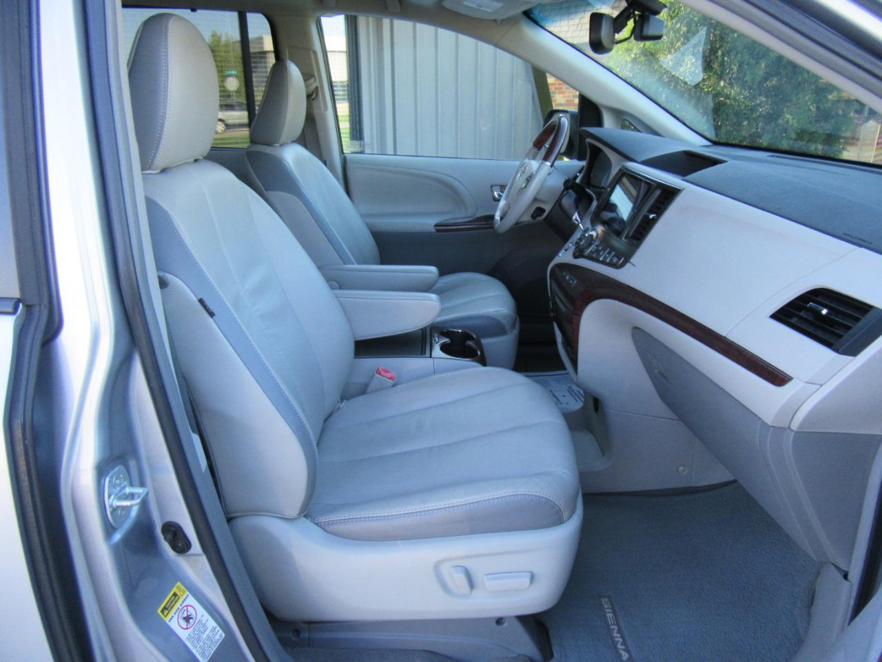 Toyota Sienna Limited 7-Passenger 2012