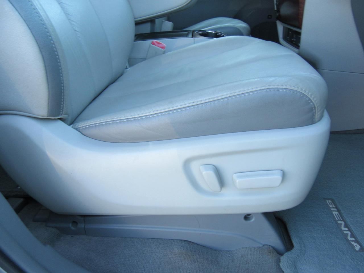 Toyota Sienna Limited 7-Passenger 2012