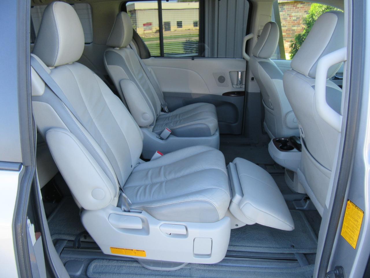 Toyota Sienna Limited 7-Passenger 2012