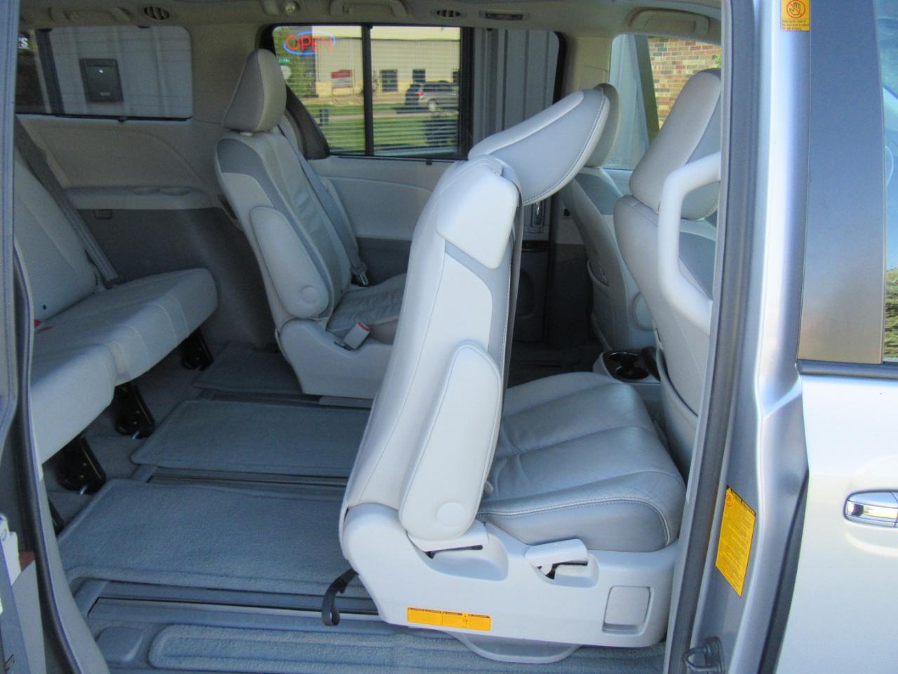 Toyota Sienna Limited 7-Passenger 2012