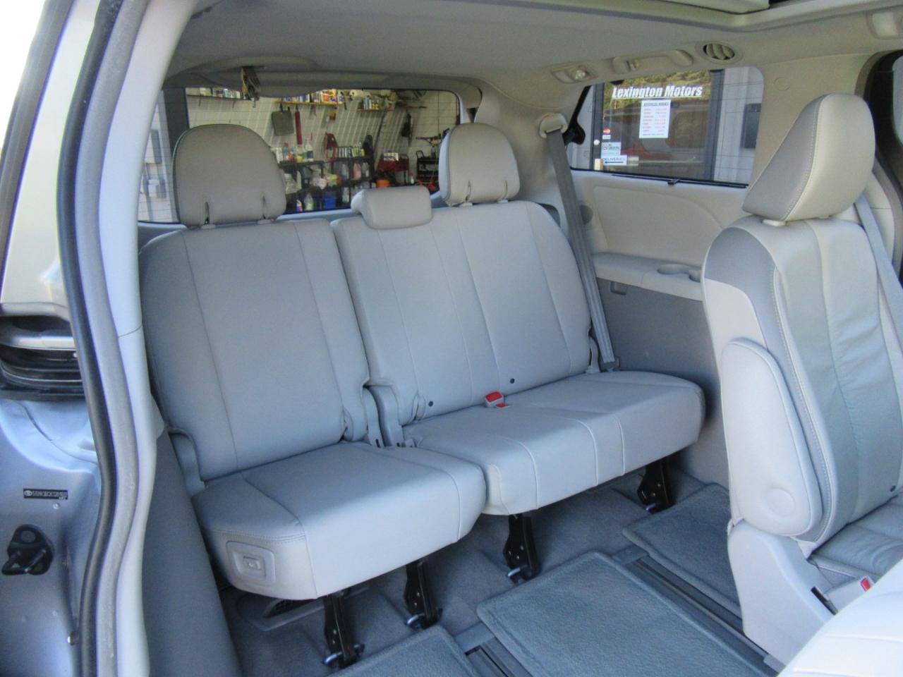 Toyota Sienna Limited 7-Passenger 2012