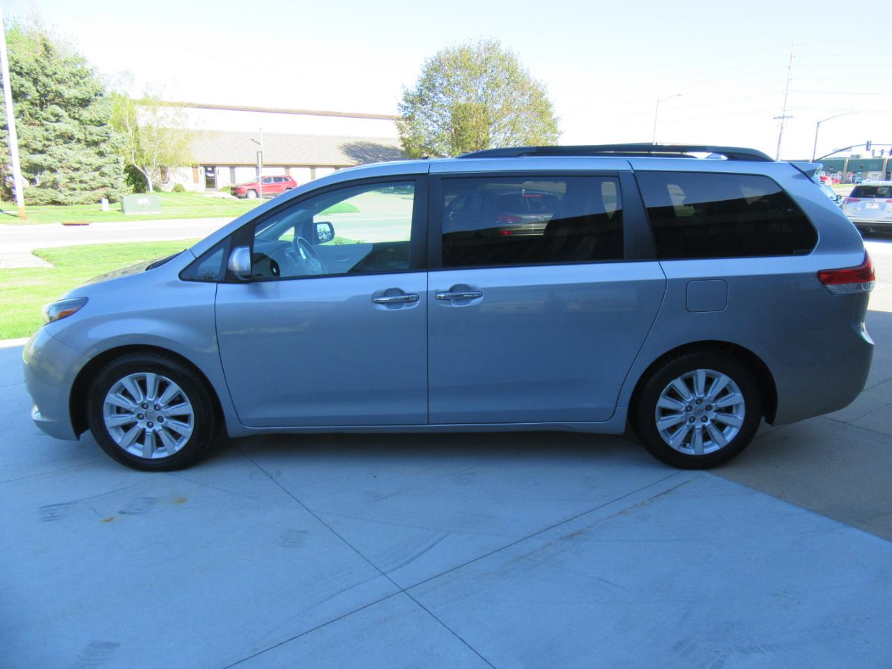 Toyota Sienna Limited 7-Passenger 2012