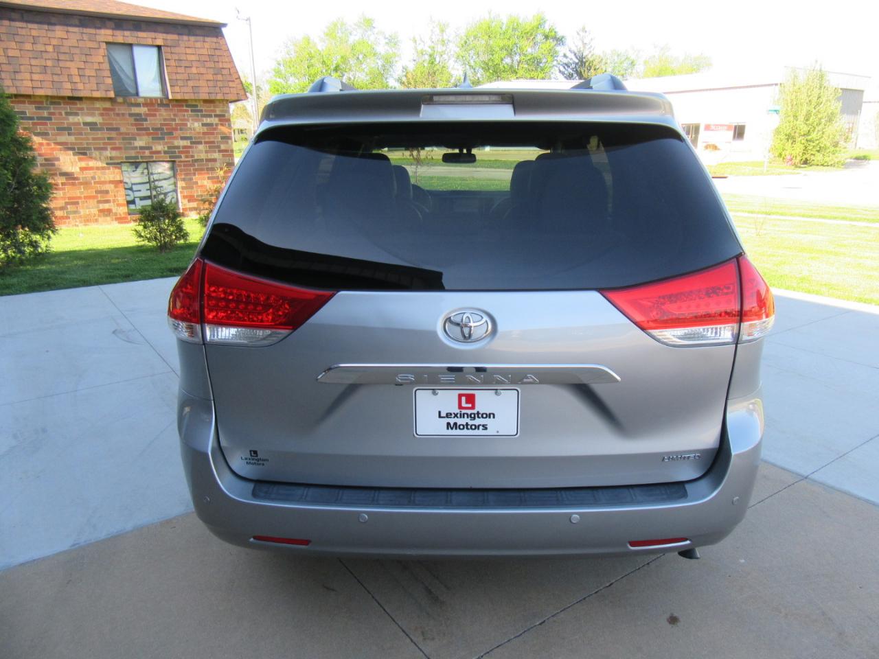 Toyota Sienna Limited 7-Passenger 2012