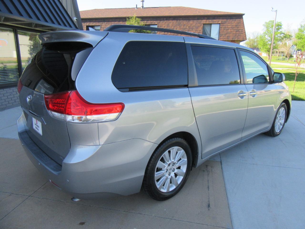 Toyota Sienna Limited 7-Passenger 2012