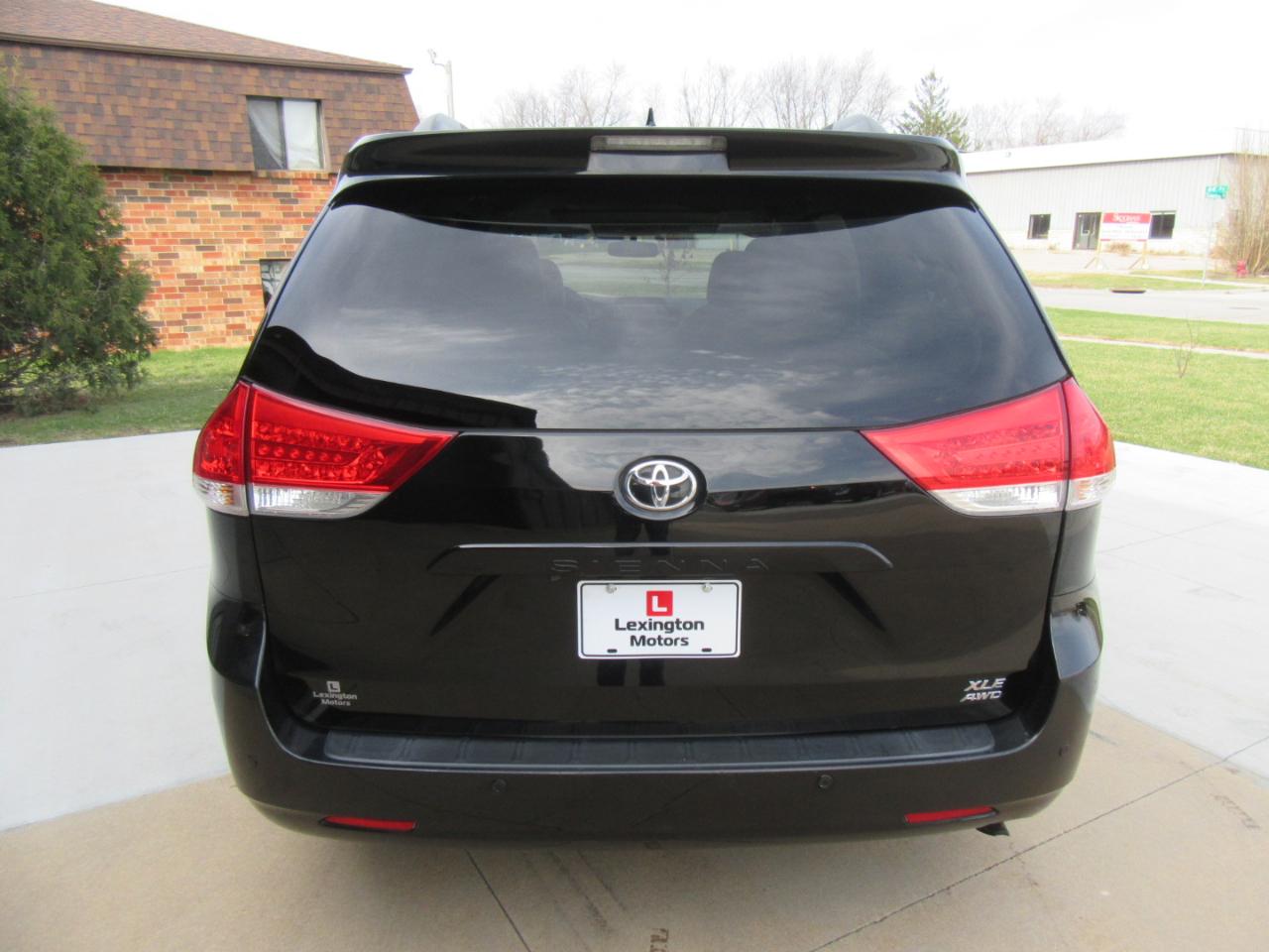 Toyota Sienna XLE AWD 7-Passenger V6 2012