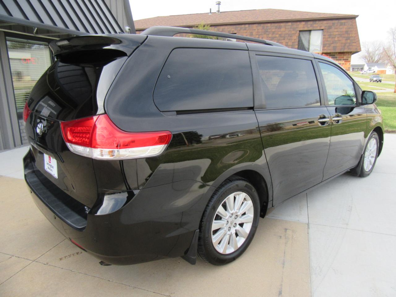 Toyota Sienna XLE AWD 7-Passenger V6 2012