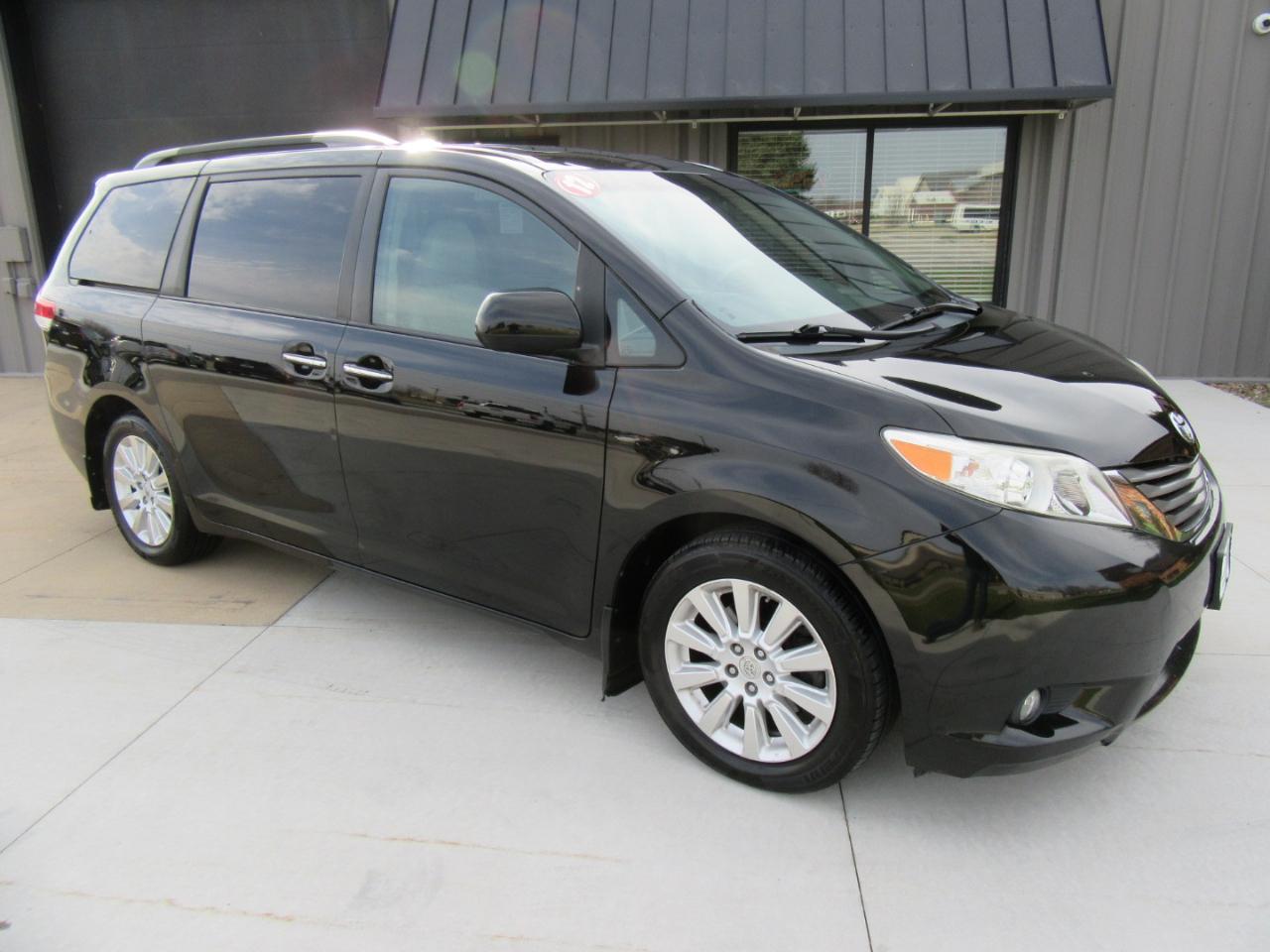 Toyota Sienna XLE AWD 7-Passenger V6 2012