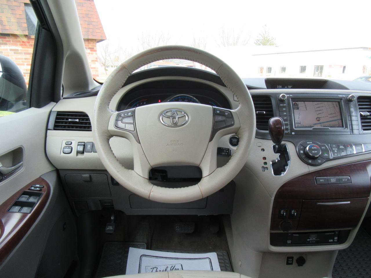 Toyota Sienna XLE AWD 7-Passenger V6 2012
