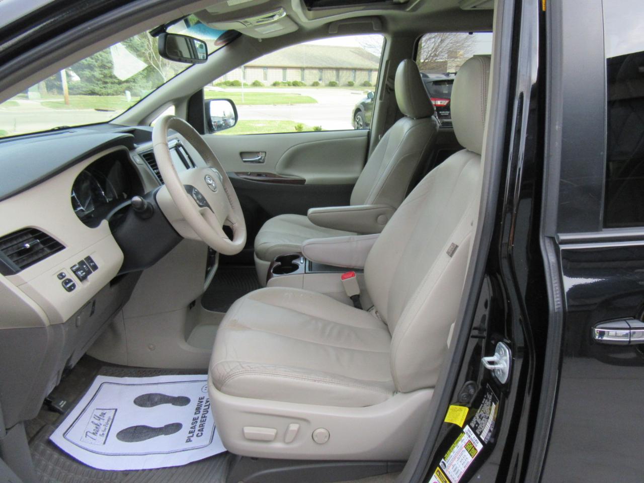 Toyota Sienna XLE AWD 7-Passenger V6 2012