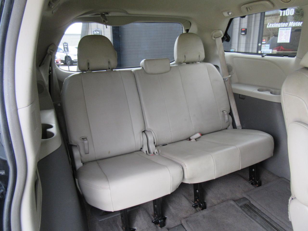 Toyota Sienna XLE AWD 7-Passenger V6 2012