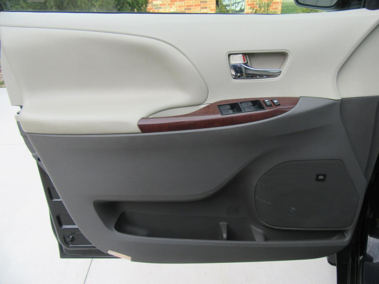 Toyota Sienna XLE AWD 7-Passenger V6 2012