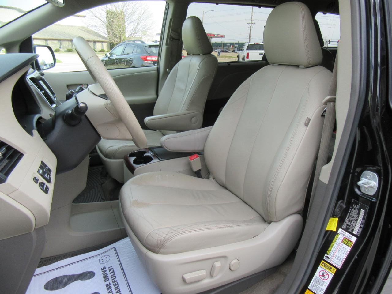 Toyota Sienna XLE AWD 7-Passenger V6 2012