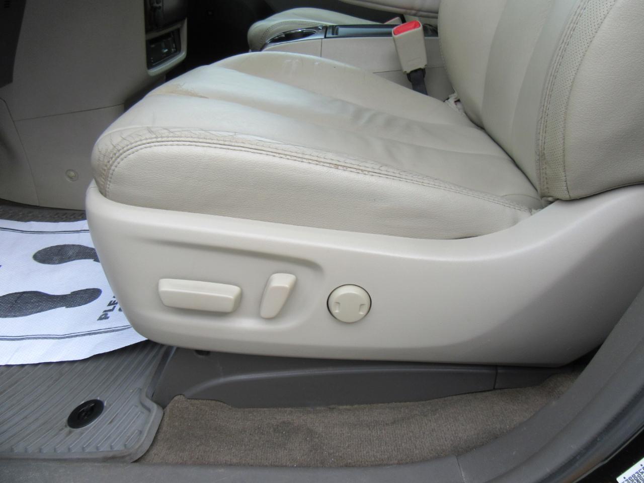 Toyota Sienna XLE AWD 7-Passenger V6 2012