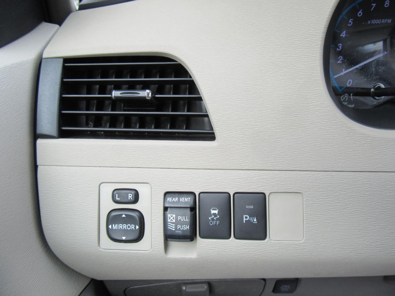 Toyota Sienna XLE AWD 7-Passenger V6 2012