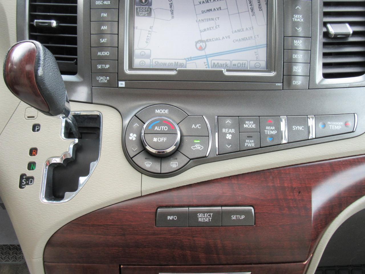 Toyota Sienna XLE AWD 7-Passenger V6 2012