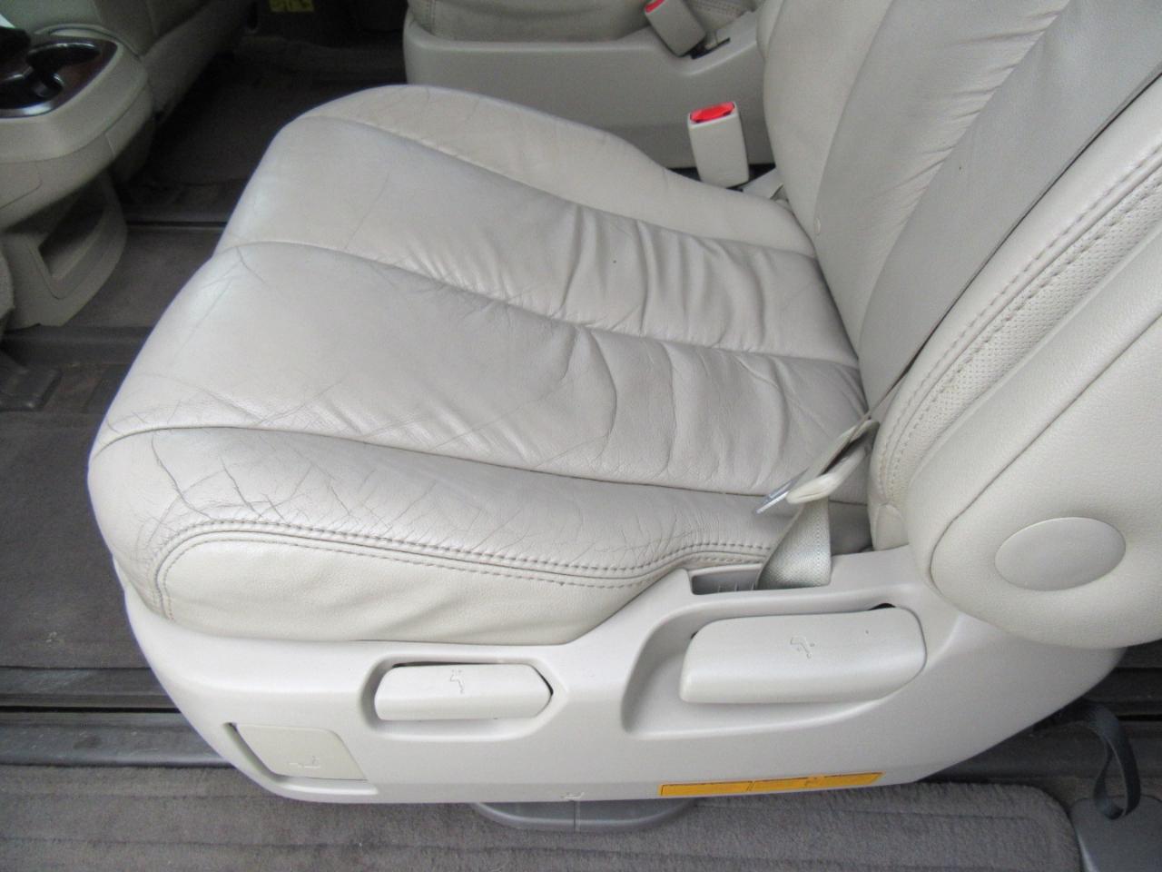 Toyota Sienna XLE AWD 7-Passenger V6 2012