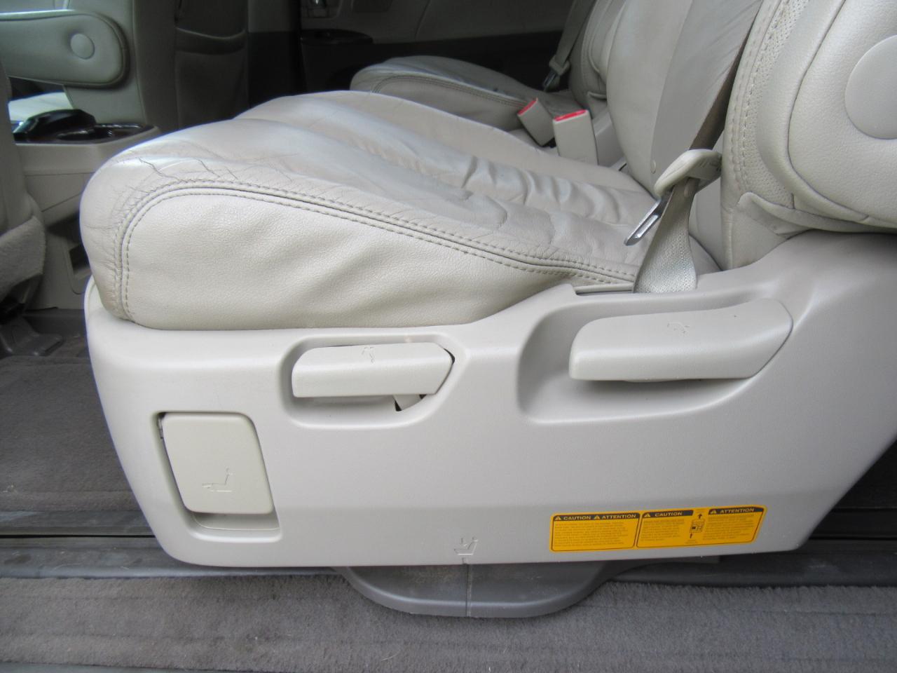 Toyota Sienna XLE AWD 7-Passenger V6 2012