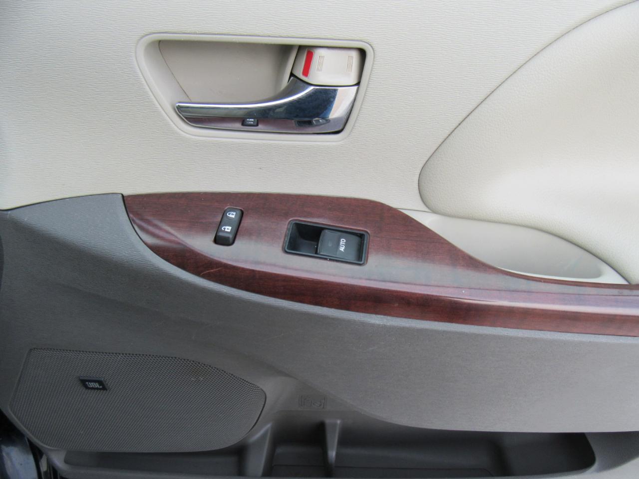 Toyota Sienna XLE AWD 7-Passenger V6 2012