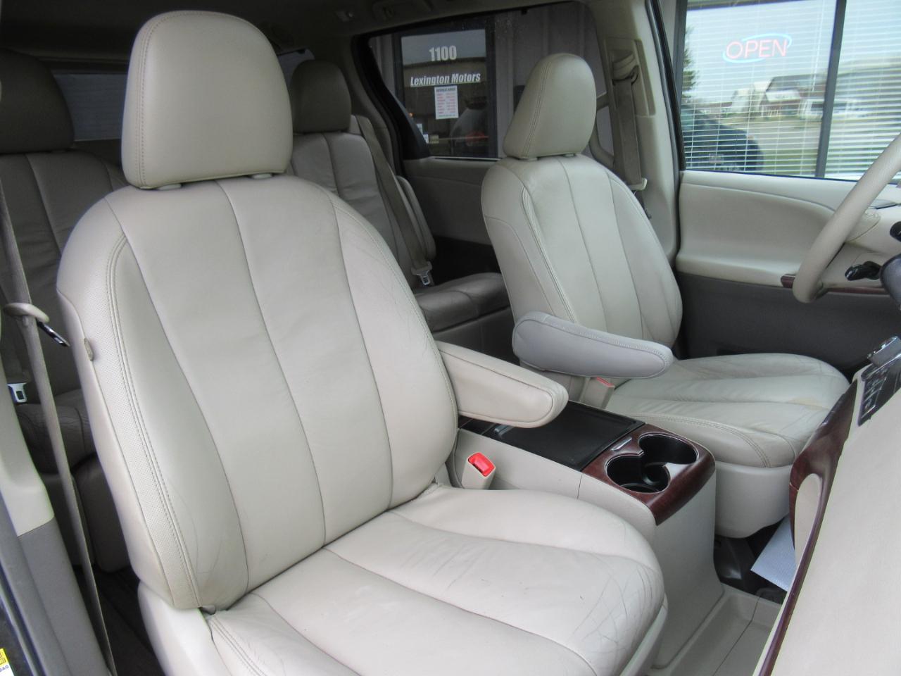 Toyota Sienna XLE AWD 7-Passenger V6 2012