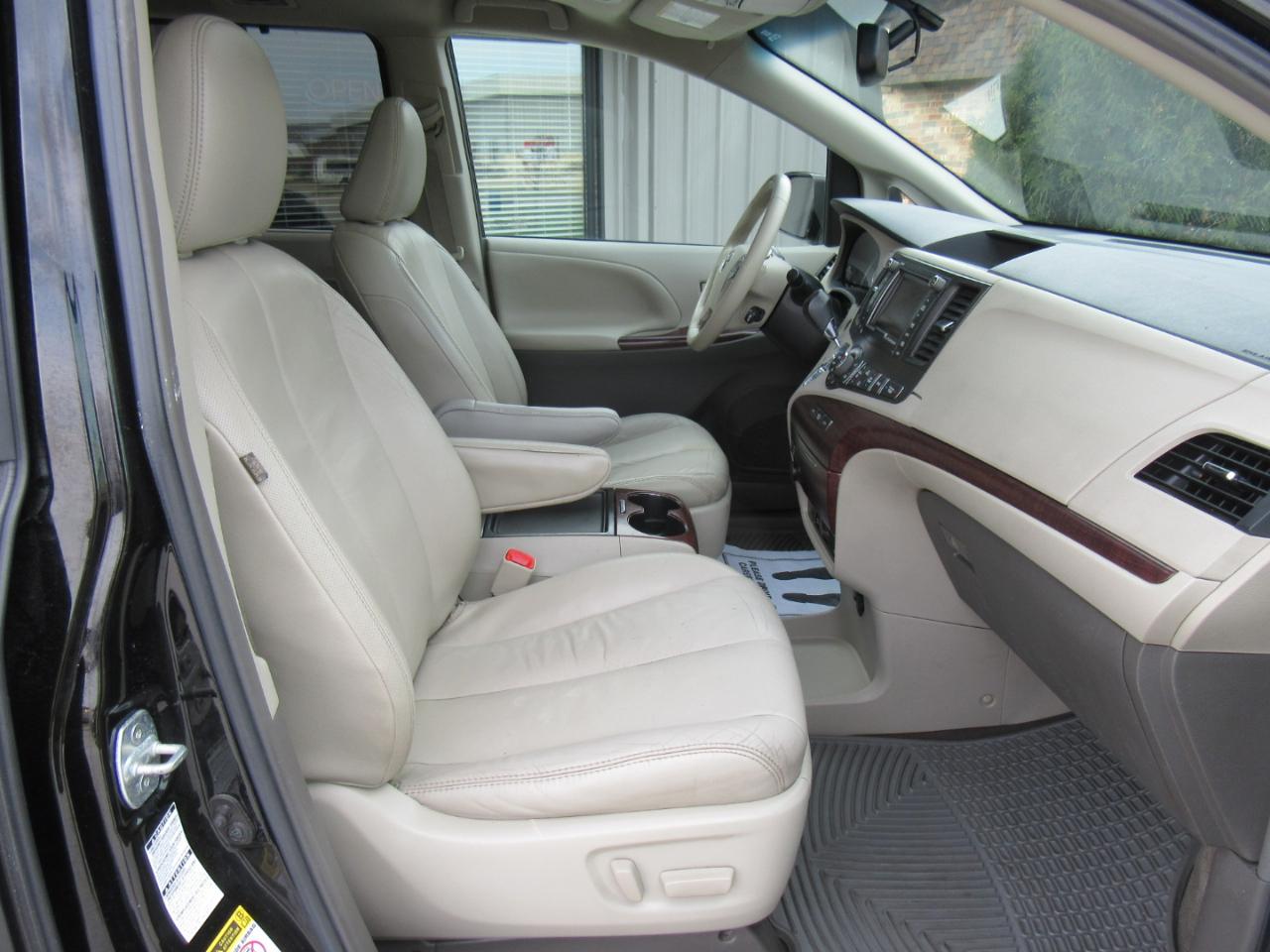 Toyota Sienna XLE AWD 7-Passenger V6 2012