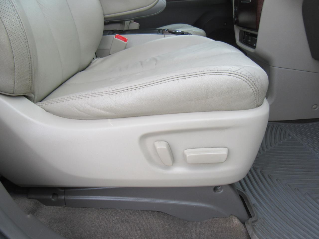 Toyota Sienna XLE AWD 7-Passenger V6 2012